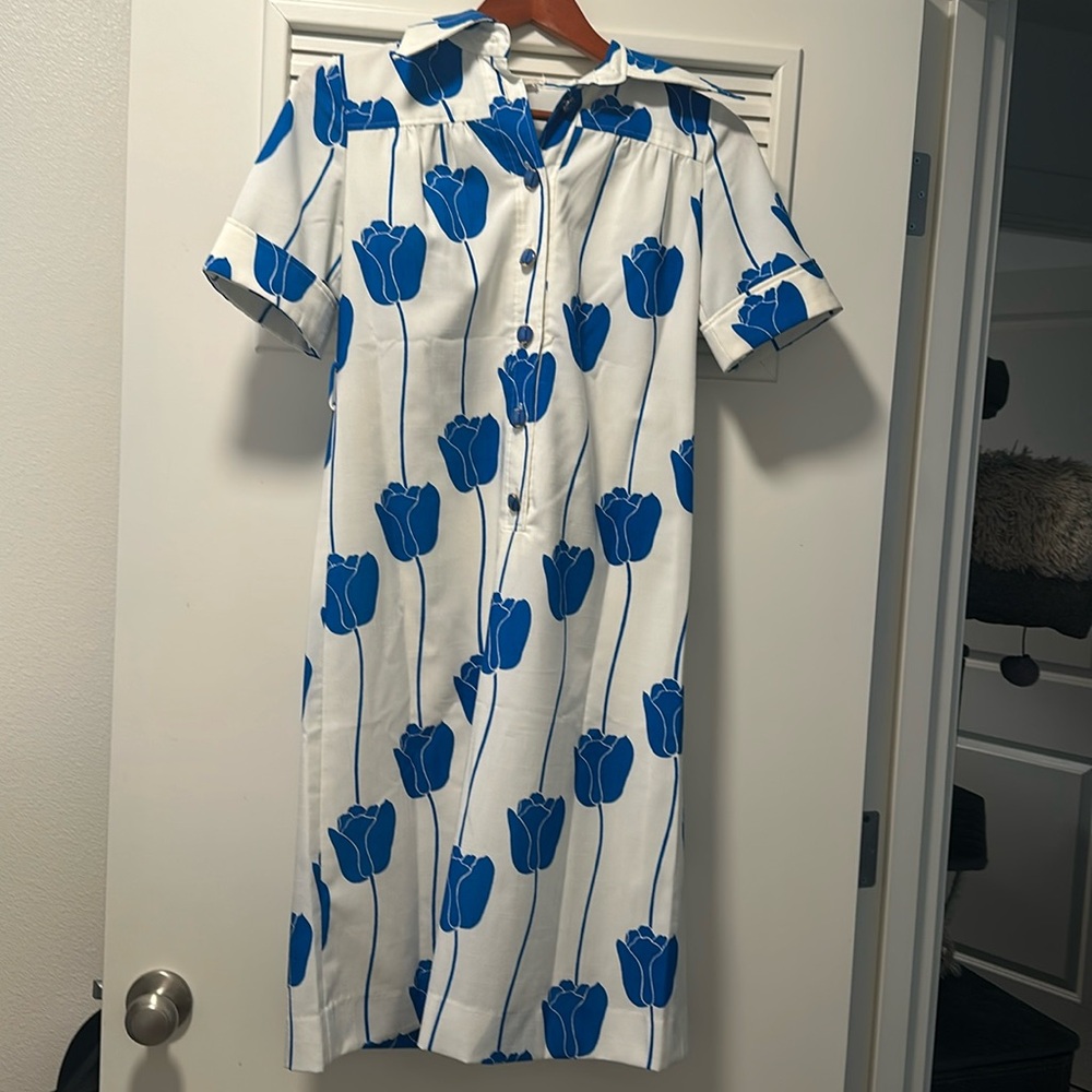 Have you ever seen such a beauty? This women’s dress is vintage 1960s